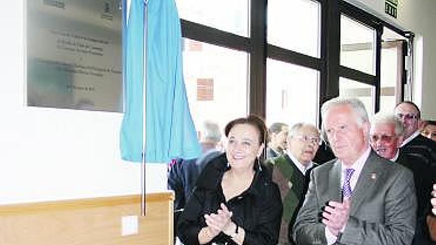 Mercedes Álvarez y Gervasio Acevedo descubren la placa inaugural.