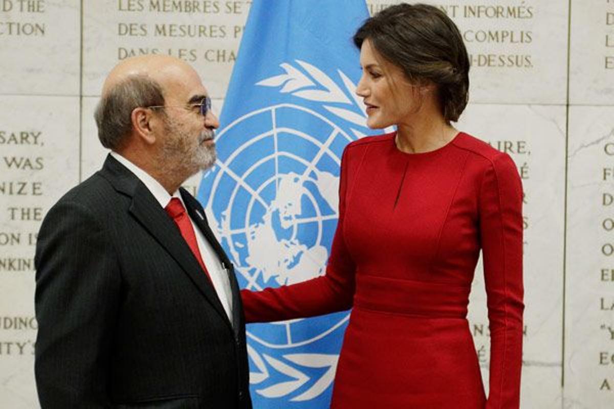 Detalle del peinado de estilo deshecho de Letizia Ortiz con vestido rojo de Carolina Herrera