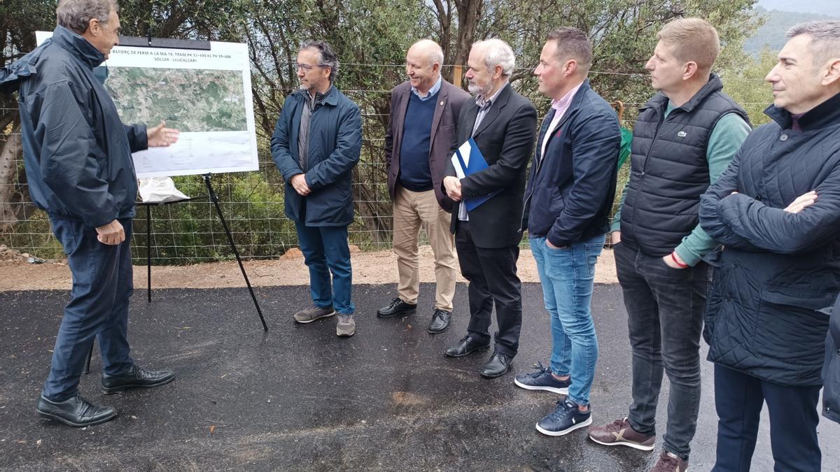 Los políticos atienden las explicaciones técnicas sobre la actuación en la carretera entre Sóller y Deià, este martes.