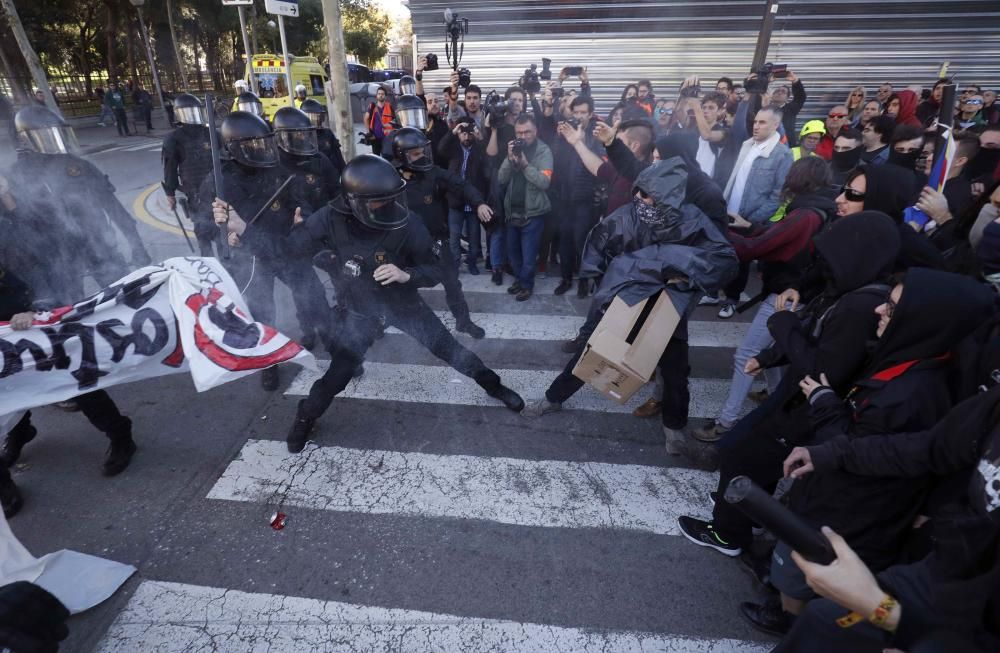 Los Mossos cargan contra los CDR.