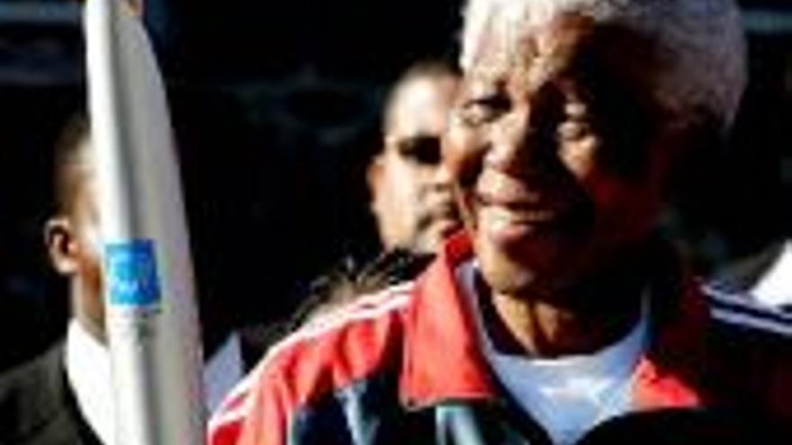 Mandela va a la cárcel con la llama Olímpica