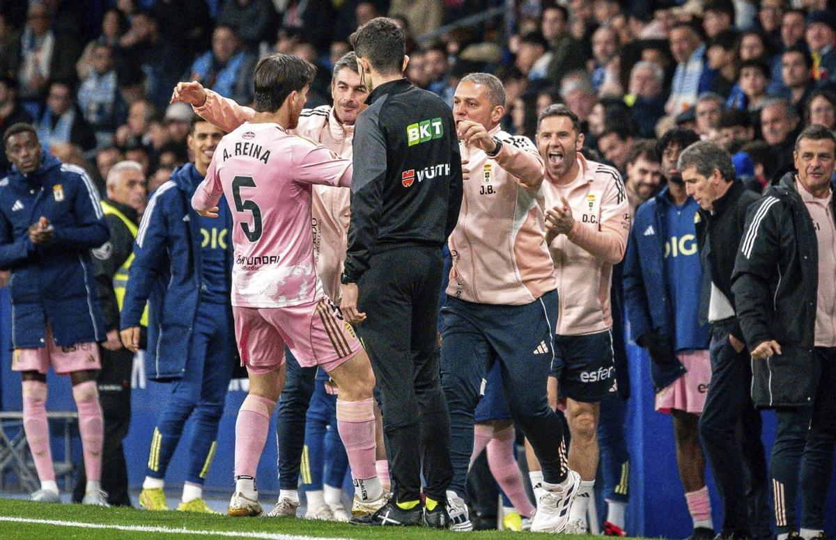 Reina celebra su gol con Jorge Tejada, Javier Benavides y Diego Cervero, con Rahim, Chaira, Ovie, Almada y Jesús Unanua al fondo. | FACTORÍA 9