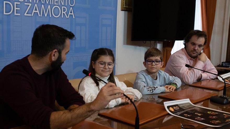 Desde la izquierda, el concejal David Gago, los niños que actuarán Paula Alonso y Daniel López y el director de la Banda de Música de Zamora, Manuel Alejandro López. | Ana Burrieza