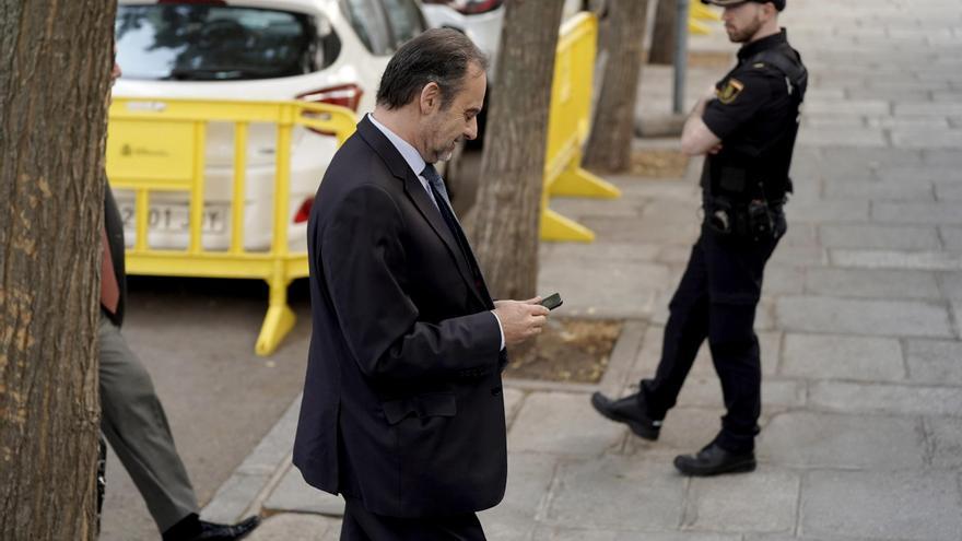 Ábalos comparece en el Tribunal Supremo mientras el juez rechaza aplazar la cita de Koldo y le advierte de medidas si no acude