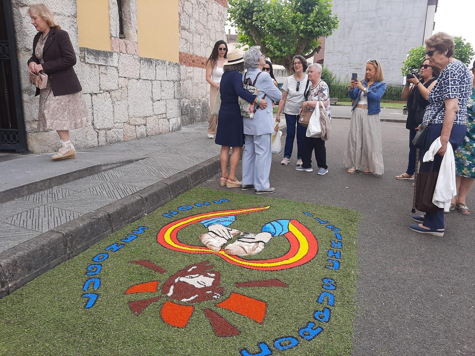 Cientos de personas festejan el Corpus en Lugones: la procesión y las alfombras, en imágenes