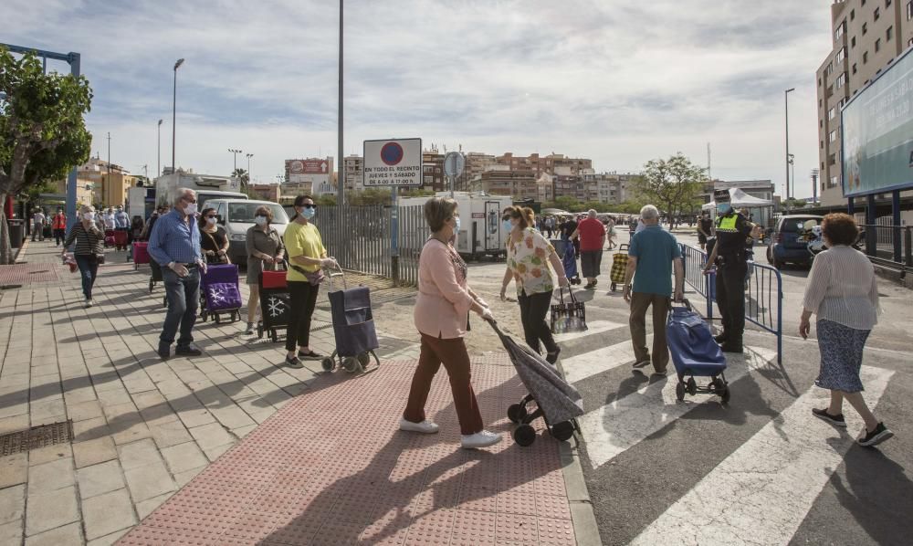 Control de acceso y de aforo en la reapertura de los cuatro mercadillos de Alicante.
