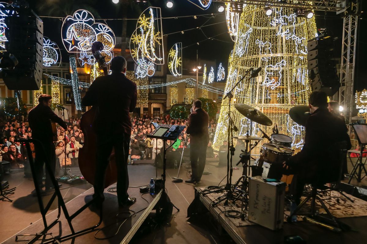 Fotogalería | Así fue el concierto de The Lucky Duckies en la plaza de España de Mérida