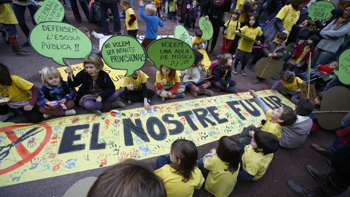 Protesta contra los recortes en educación, el pasado noviembre en el barrio de Gràcia, en Barcelona.