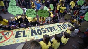 Protesta contra les retallades en educació, el novembre passat al barri de Gràcia, a Barcelona.