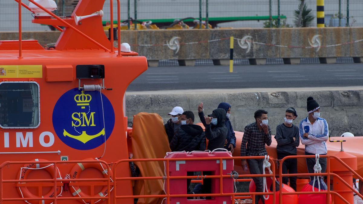 Unos migrantes rescatados en costas canarias.