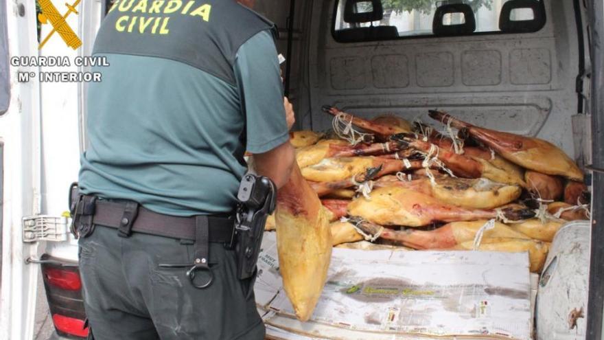 Seis detenidos por robar 65 jamones ibéricos de un camión en Córdoba
