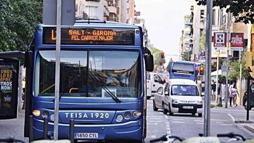 Un autobus urbà fent la connexió de Girona i Salt, en imatge d&#039;arxiu.