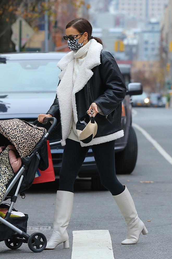 Irina Shayk con cazadora de cuero y botas blancas