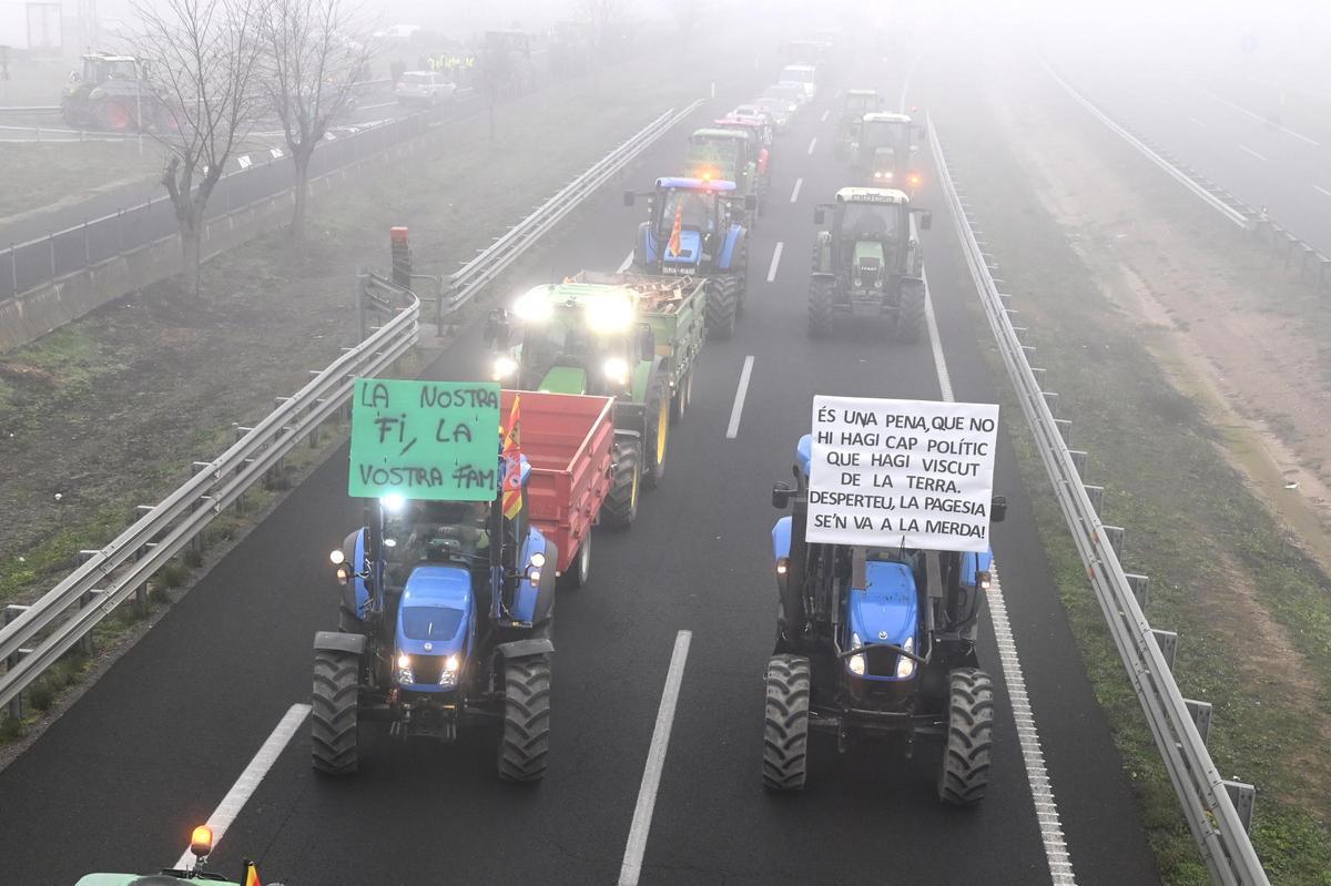 Agricultores catalanes protestan en Fondarella, en el Pla dUrgell (Lleida)