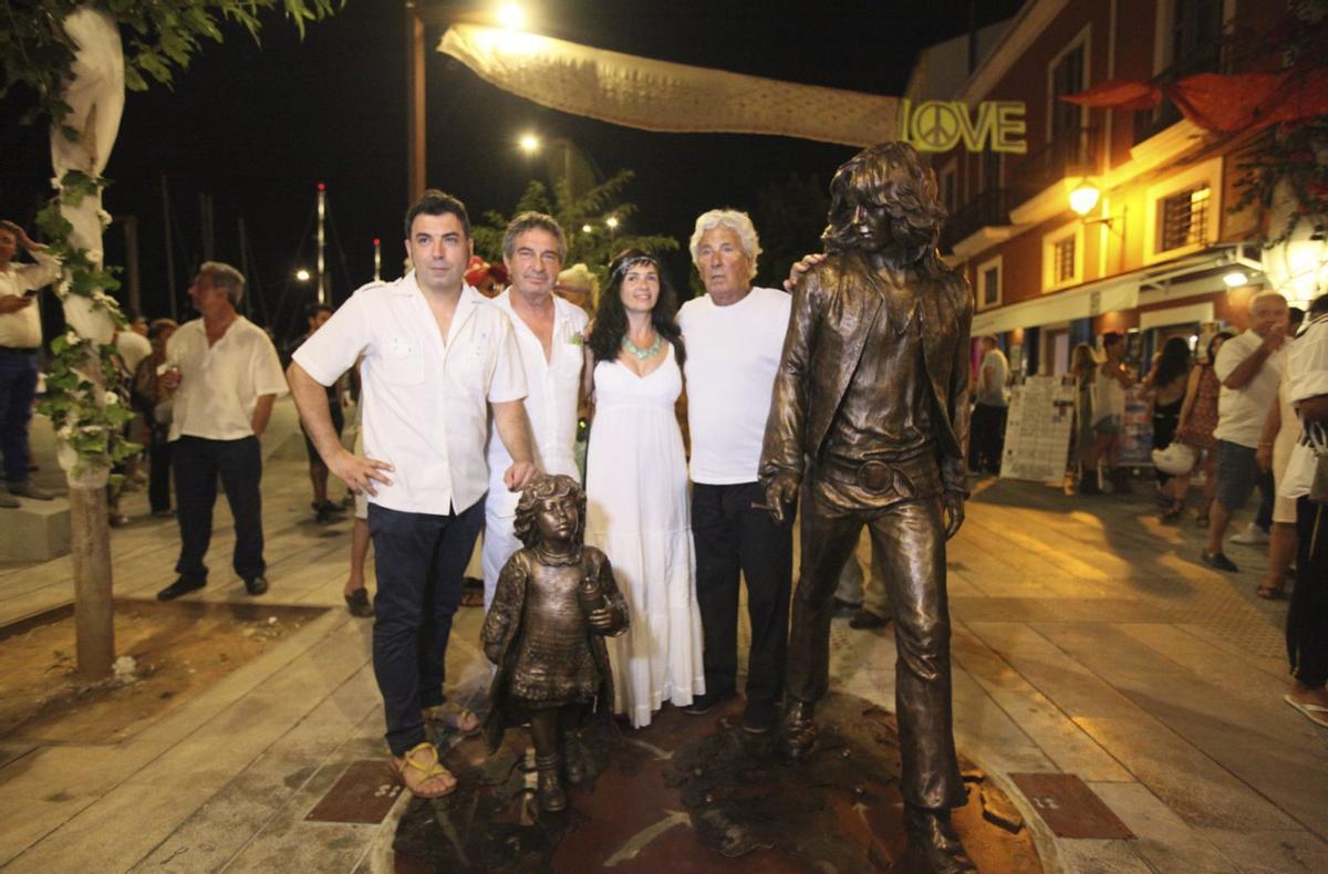Ricardo Urgell entrega la escultura dedicada a los hippies en el puerto de Vila en 2016.