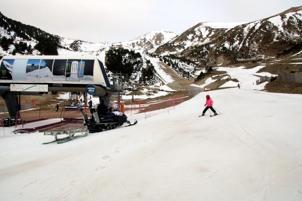 Esquiadors a punt d'agafar el telecadires a Vallter