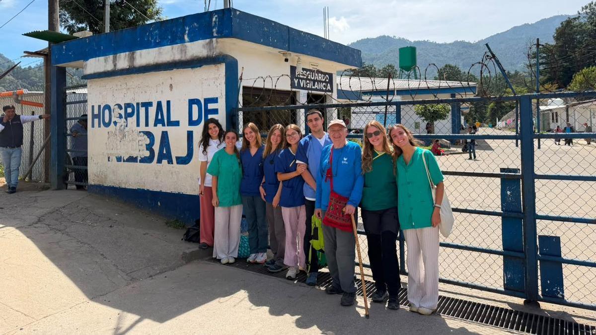 Claudia Fernández, Andrea Vallín, María Suárez, Paula Ortega, Celia Villoria, Jorge Jaime García, Germán Rodríguez, Marta Fernández y Ángela Martínez en el Hospital de Nebaj.