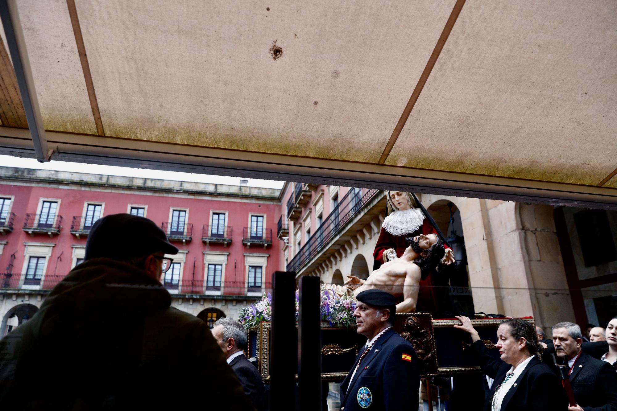 En imágenes: así fue el traslado de la Piedad en Gijón