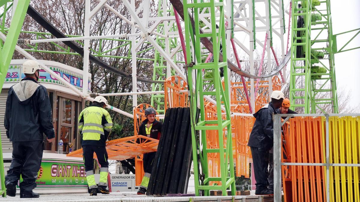 Atracciones de la Navidad de Vigo como la noria ya se han comenzado a desmontal.