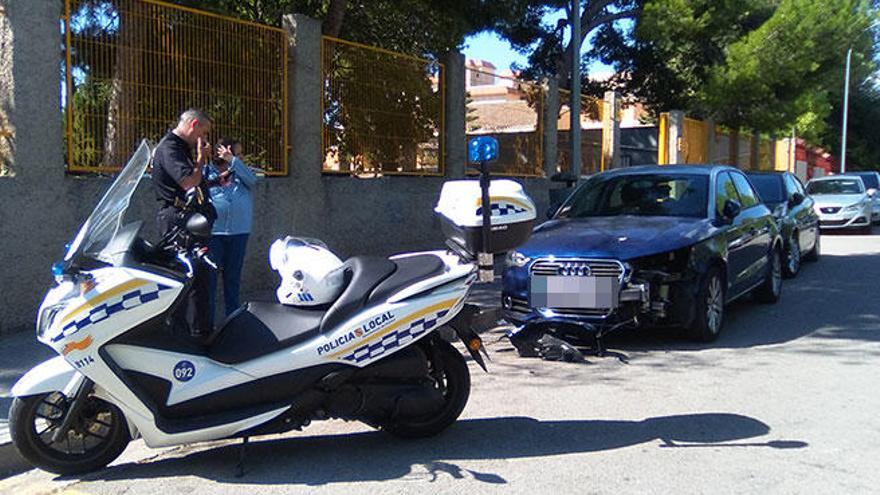 Uno de los coches golpeado por el caballo.