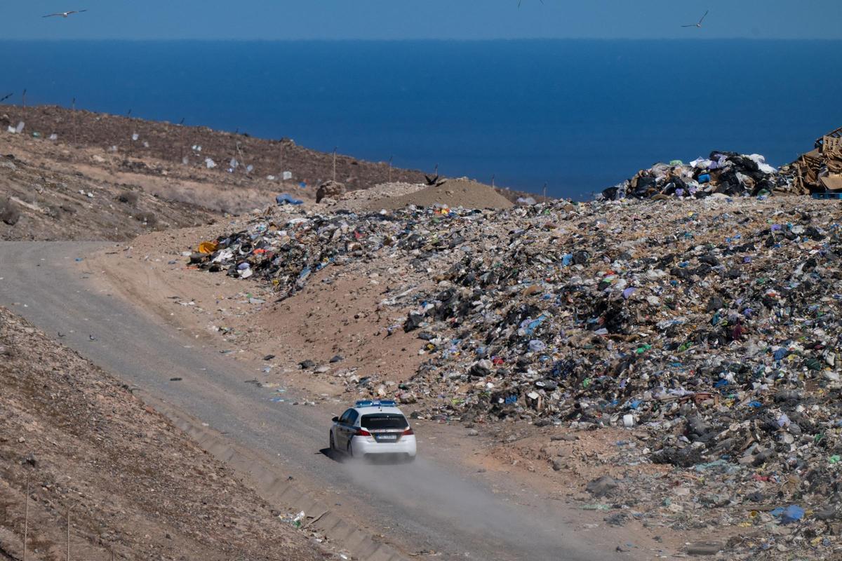 Agentes de la Guardia Civil buscan el cadáver de Katty Oosterlinck en el vertedero de Zurita, en Fuerteventura.