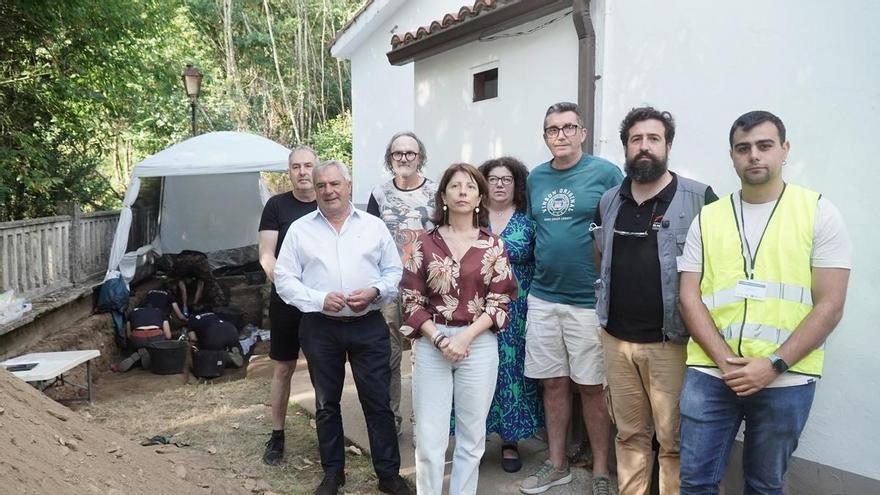 Hallan en Carral los restos de cuatro personas en una fosa común del cementerio de Beira: "Teño o presentimento de que un deles é o meu tío avó"