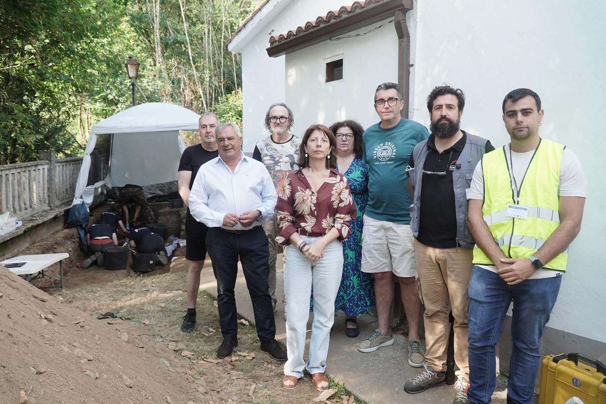 Presentación de los resultados de los trabajos de búsqueda de víctimas del franquismo en el cementerio de Beira, en Carral