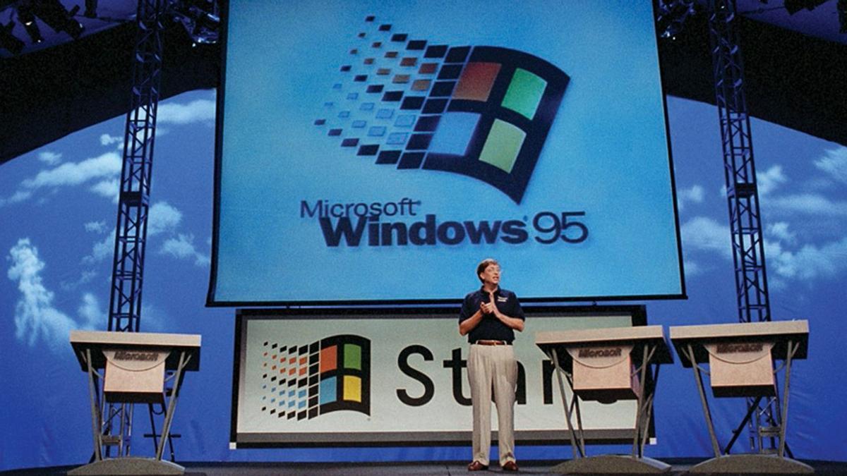 Fotografía cedida por Microsoft donde aparece su cofundador Bill Gates mientras anuncia el sistema Windows 95 el 24 de agosto de 1995