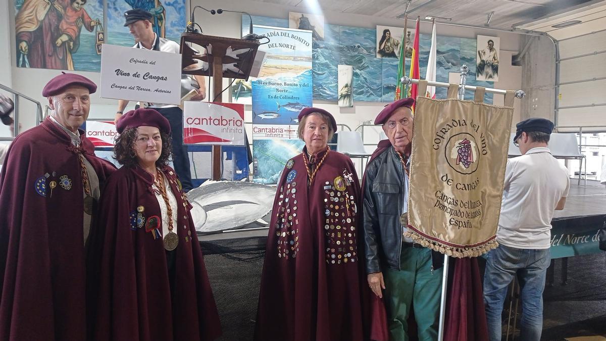 Miembros de la Cofradía del Vino, con Alfredo García a la derecha, en Cantabria el pasado fin de semana.