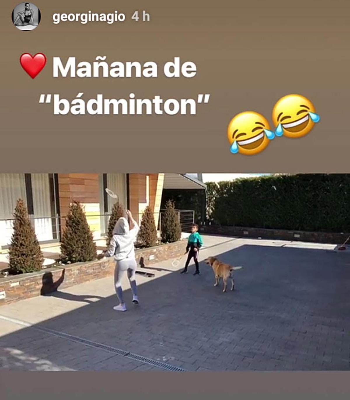 Georgina jugando al bádminton con Cristiano Jr
