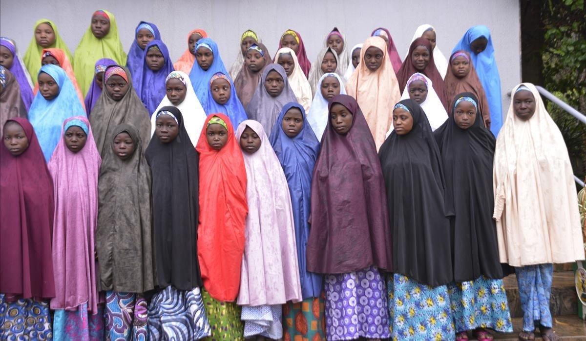 Niñas recientemente liberadas víctimas de un secuestro, por parte de una rama de Boko Haram en Nigeria.