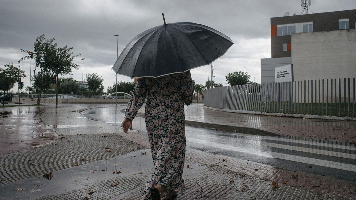 Una mujer camina bajo la lluvia en una imagen de archivo.