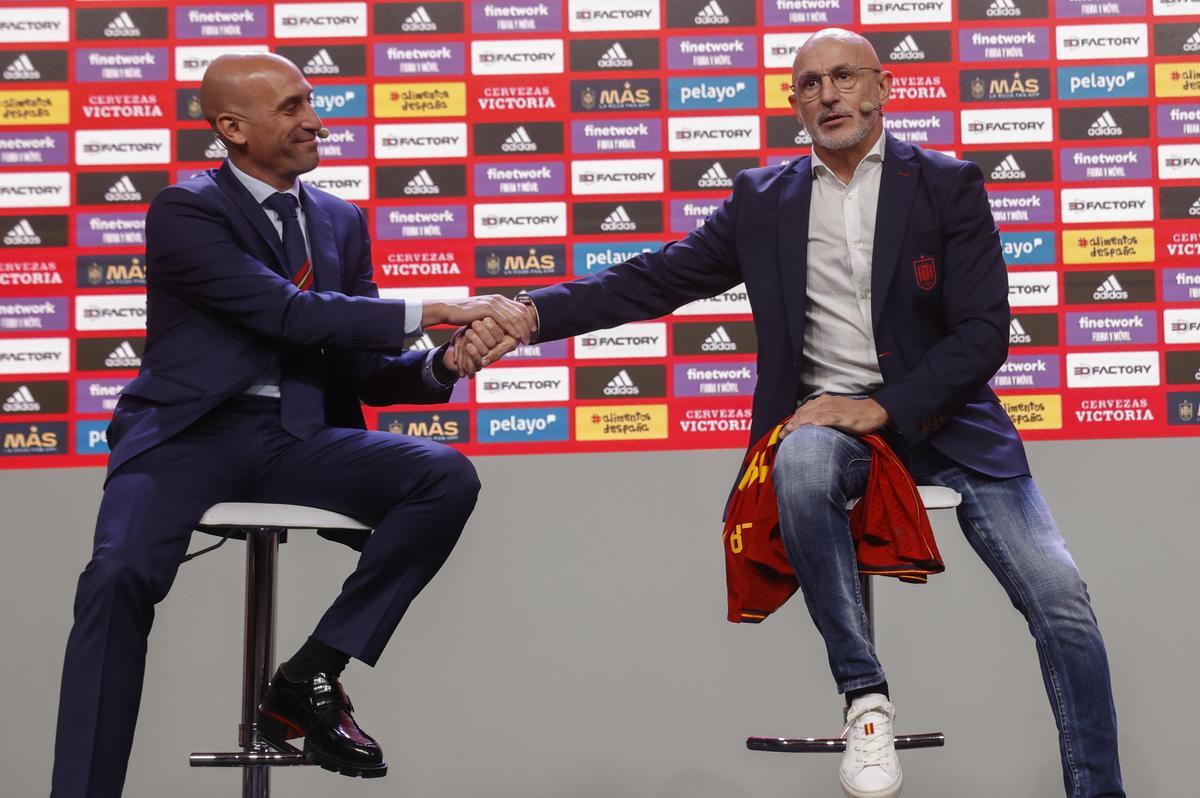 LAS ROZAS (MADRID), 12/12/2022.- Luis de la Fuente (d) acude a su presentación como nuevo seleccionador nacional en sustitución de Luis Enrique Martínez junto al presidente de la Real Federación Española de Fútbol, Luis Rubiales (i), en la Ciudad delFútbol en las Rozas, Madrid, este lunes. EFE/ Juan Carlos Hidalgo