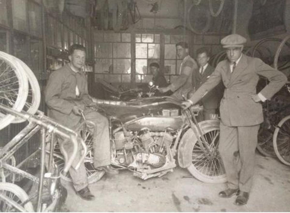 El negocio de los Cerra, cuando estaba especializado en bicicletas y motos.