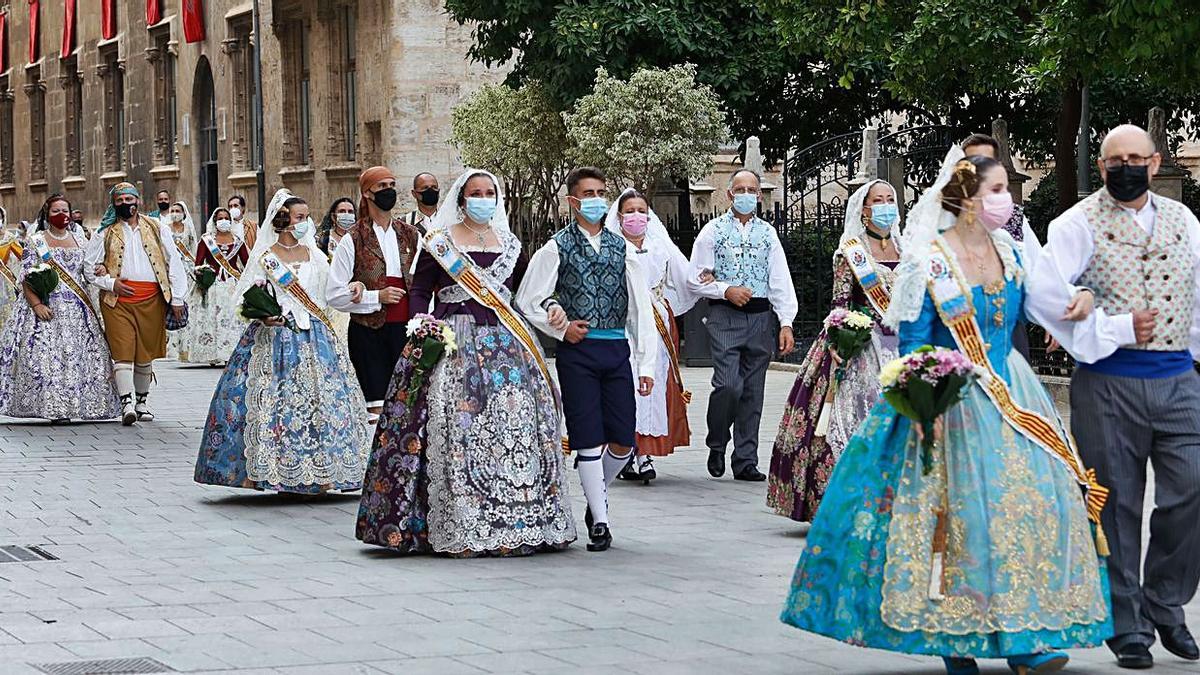 El manto de la Virgen de los 
Desamparados se fue 
colmatando por la noche. E.Ripoll