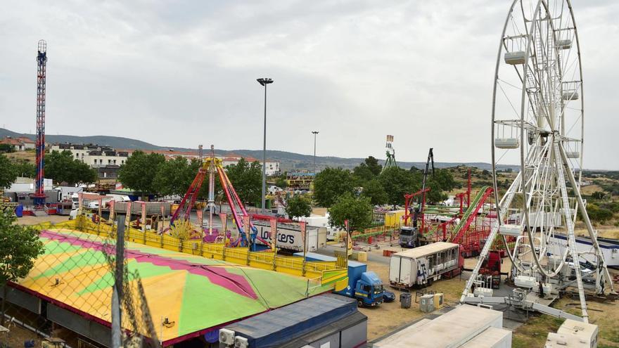 Instalación de las atracciones del recinto ferial. | TONI GUDIEL