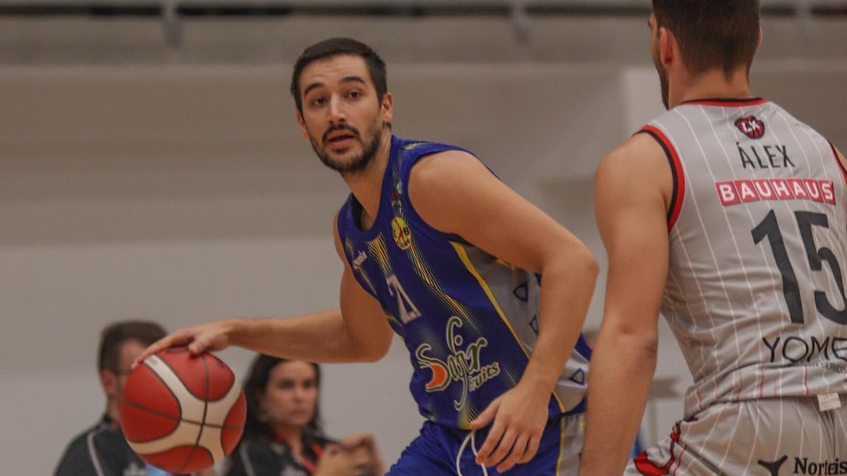 Miguel Martínez, base del Safir Fruits Alginet, en un partido contra CB l'Horta Godella.