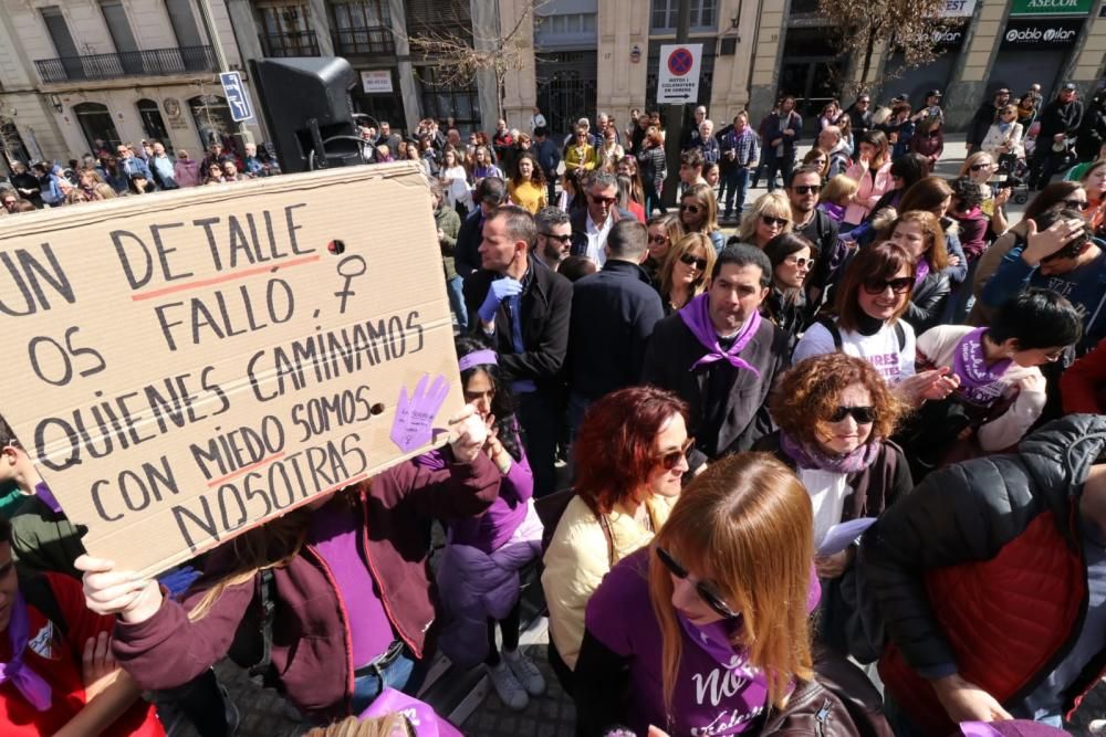 En Alcoy se han repartido 500 pañoletas moradas y se ha leído el mismo manifiesto que en el resto de municipios.