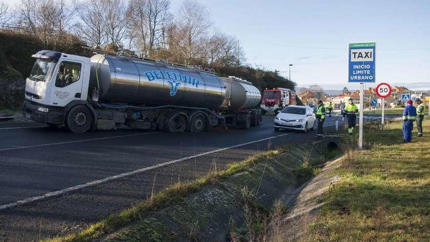 La cisterna quedó inmovilizada sobre el carril. En el recuadro, el todoterreno, en la grúa. // Bernabé/Ana Agra