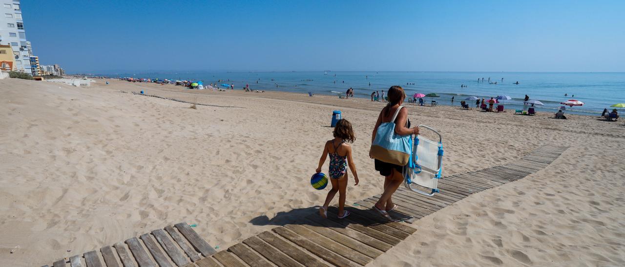 Playa de El Perellonet de la que se iba a extraer la arena.