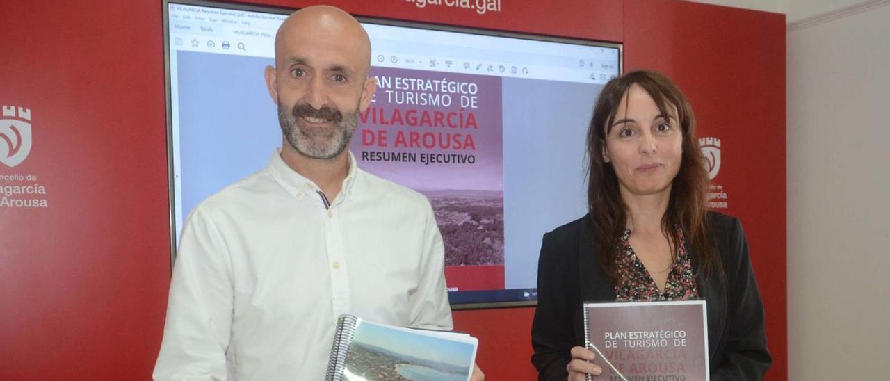 El concejal de Turismo, Álvaro Carou, y la representante de Avivae, Fátima Cachafeiro, ayer.