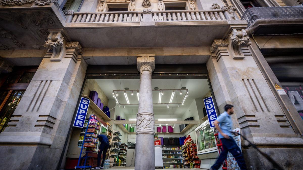 Supermercado 24h en los bajos de la Casa Heribert Pons, en la Rambla Catalunya