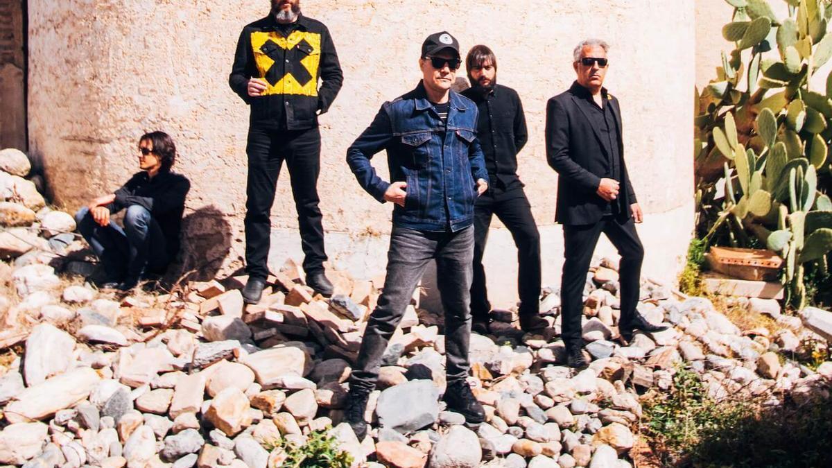 Jota, Florent y Eric, junto al resto de componentes de la icónica banda Los Planetas
