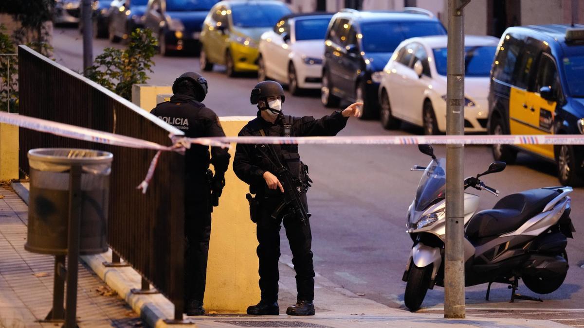 Un hombre se atrinchera en un piso de Barcelona tras disparar a dos personas.