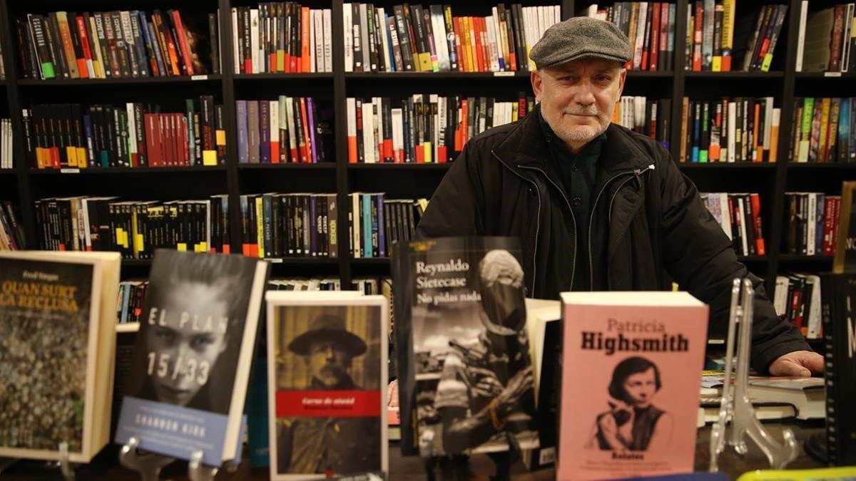 Francisco Veiga, en la librería Somnegra.