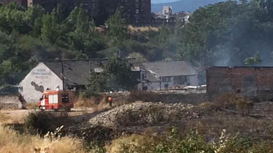 Un incendio calcina tres hectáreas y amenaza el poblado gitano en Ponferrada