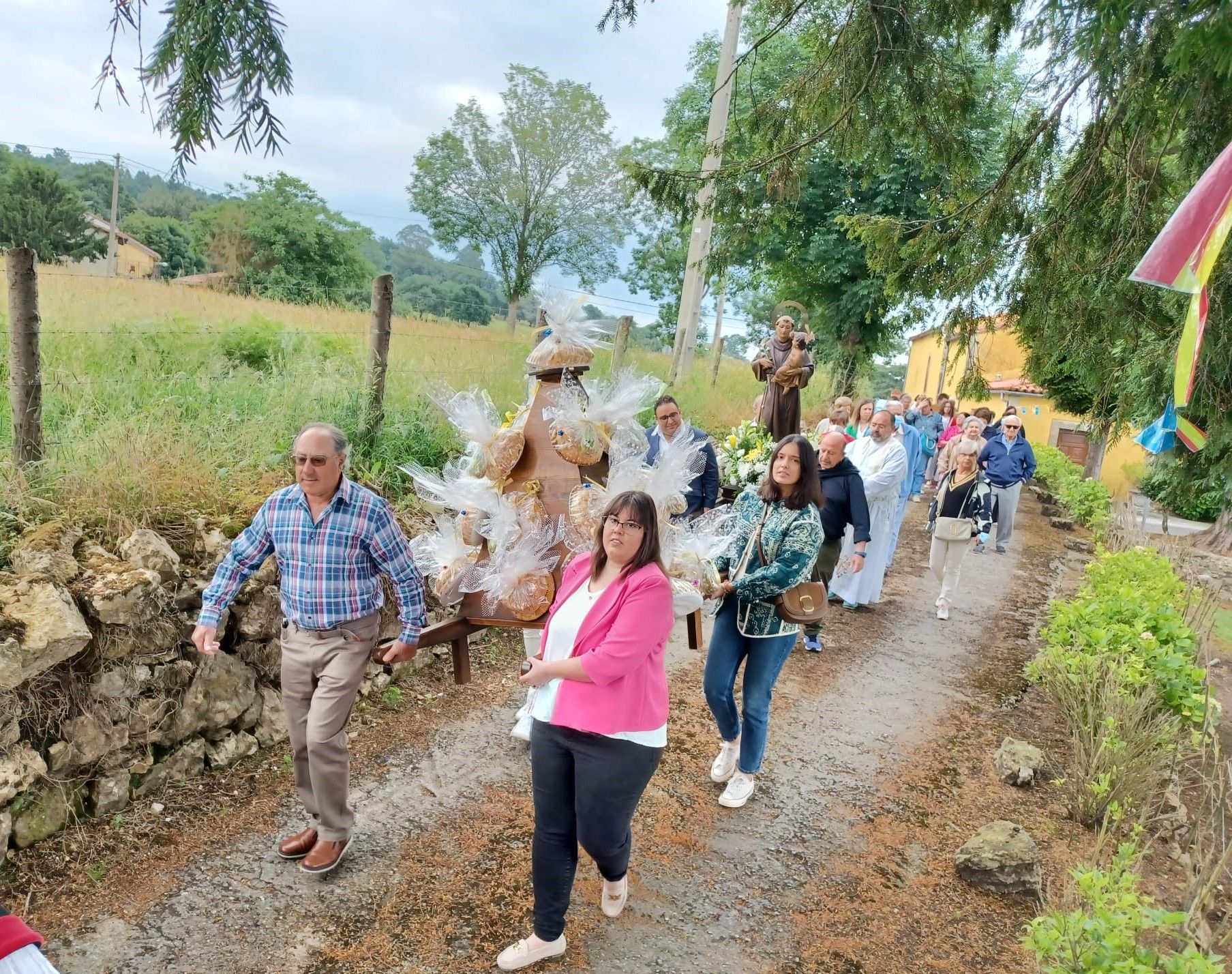 San Antonio emociona en Lieres, que subastó el ramu de roscos almendrados más solidario