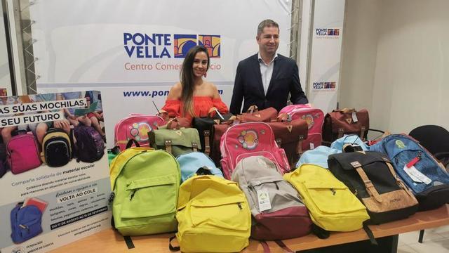 Una representante de la Fundación Amigos de Galicia y el gerente del Pontevella, Marcos Vila.   | // I. OSORIO