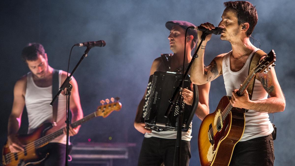 La Maravillosa Orquesta del Alcohol durante un concierto