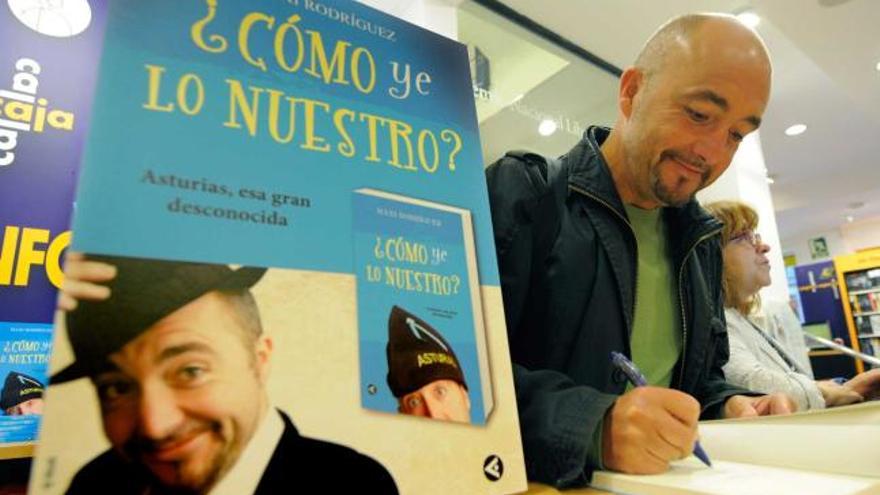 Maxi Rodríguez firma ejemplares de «¿Cómo ye lo nuestro?» en la librería Cervantes, antes de la presentación del libro.